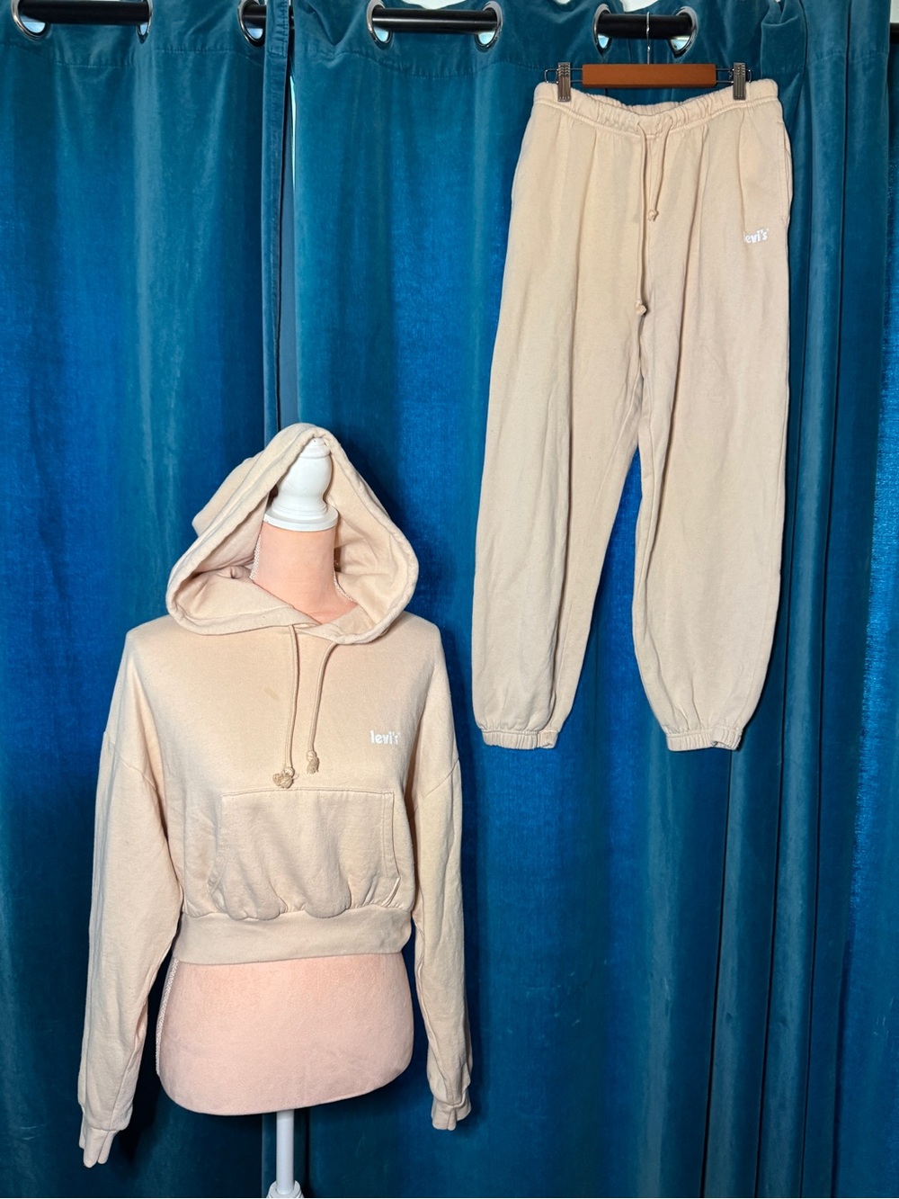 Levi's Women's peach Sweatshirt & Jogger set